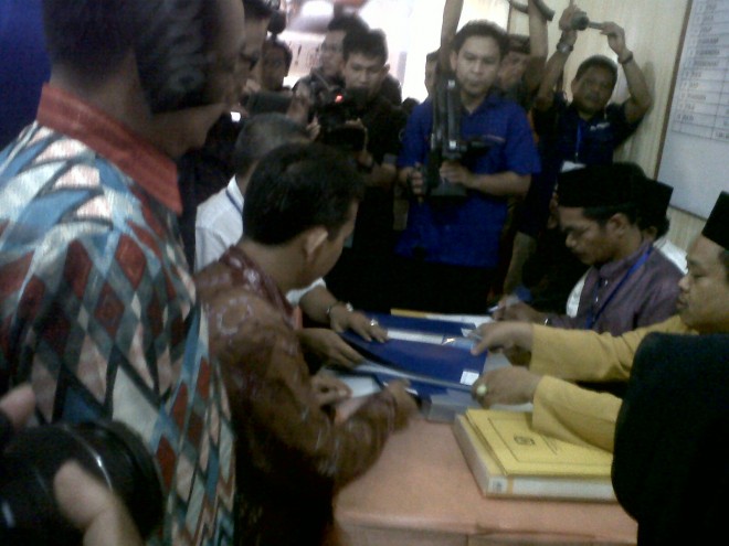 Tim Bawaslu dan KPU provinsi Jambi saat memeriksa kelengkapan berkas pencalonan Zumi Zola (ZZ) â€“ Fachrori Umar (FU).